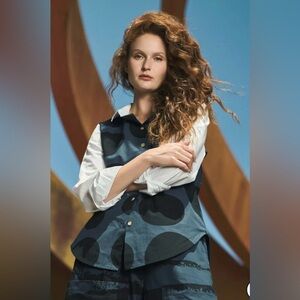 NWT URBAN BY ALEMBIKA URBAN DOTS
BUTTON DOWN SHIRT, NAVY